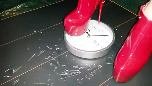 Bayan, saati kırmızı çizmelerle eziyorum.