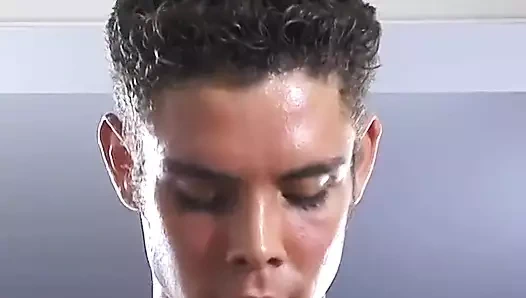 Azgın erkekler yemek odasında sikişiyor