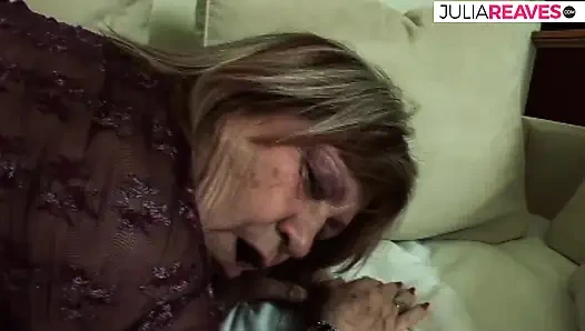 Azgın nine büyük bir yarağı emiyor ve sonra üstüne çıkıp boşalmaya gidiyor