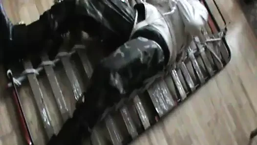 Pozi bir deli gömleği içinde - 3