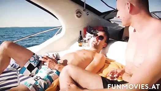 Büyük göğüslü gina alma iki yarak açık havada