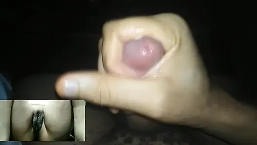Uzun yaraklı 18 yaşındaki oğlan bir kızla görüntülü görüşme yapıyor