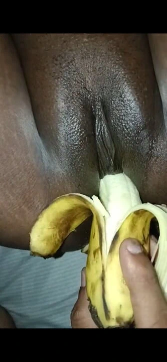 Bakire genç kız oluklu muz öpüyor. Genç kız ilk kez seks yapıyor