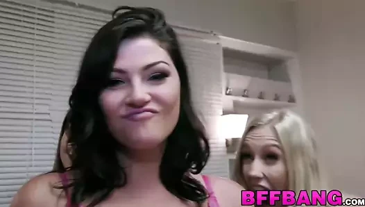 Üç seksi kankalar ve iki kaslı erkek kardeşler ile yurt seks partisi