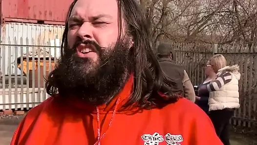 Esmer kadın herkesin içinde sert sikiliyor