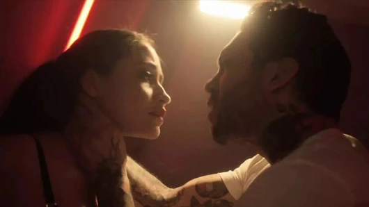 Derin. Yaramaz avukat Avi'nin kötü erkeklere takıntısı var