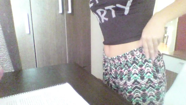 Pov: (yabancı) oda arkadaşını bekaretini sana kaybetmeye ikna ediyorsun