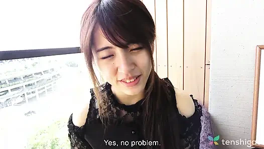 Mao emmesi için büyük kahverengi meme uçları olan yirmi yaşındaki hamile bir kız