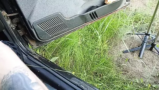 Park yerindeki arabada, üvey annem boşalana kadar sikimi sıvazlıyor