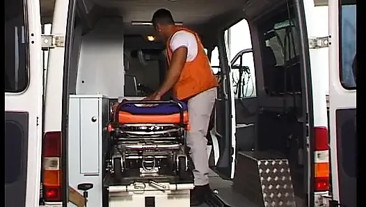 Mükemmel Alman nurse ambulansta büyük yarağa biniyor
