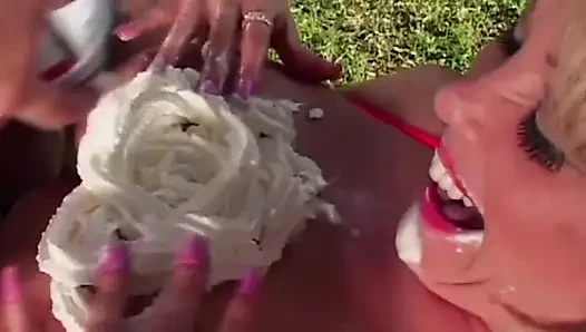 Büyük memeli sarışın orta yaşlı seksi kadın açık havada binmeden önce dölleniyor