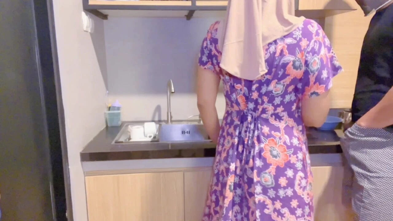 おばさんは料理中にいたずらな継甥に嫌がらせを受けました