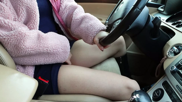 Ahlaksız milf arabada amını mastürbasyon yapmak için şehir dışına çıktı.