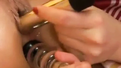 18 yaşındaki lezbiyen çivili yapay penis ile çift penetrasyonu