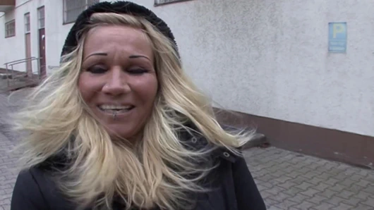 Alman sarışını yatak odasında sikiyor