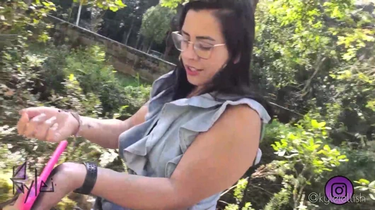 Parkta bir adamla tanıştım ve sonunda onu ormanda emdi ve becerdi!