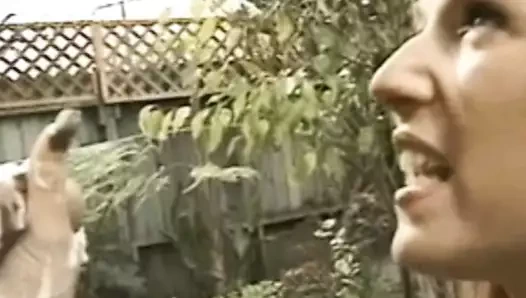 Mor oyuncağını kullanan güzel kadın