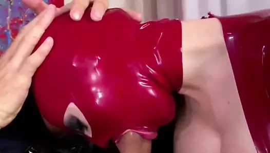 Kırmızı ve şeffaf lateks catsuits ile üçlü