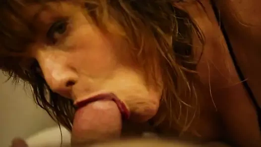 Cumdrinker sert yarak alıyor, sürtükler işiyor....