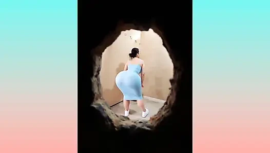 Soyunma odasında büyük götlü zengin kadın