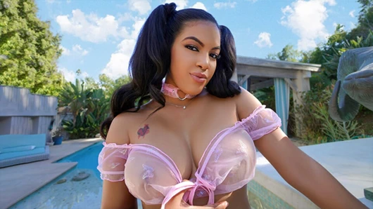 Maya sıska kıyafetleriyle erkekleri azdırmayı ve ona mükemmel yuvarlak ve sulu göğüslerini teşhir etmeyi seviyor