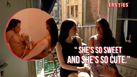 Ersties - Anneke ve Kali yatakta makaslamadan önce duşta mastürbasyon yapıyor