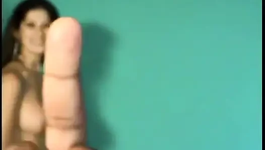 Takma yaraklı kızlar erkeklerle sikişiyor