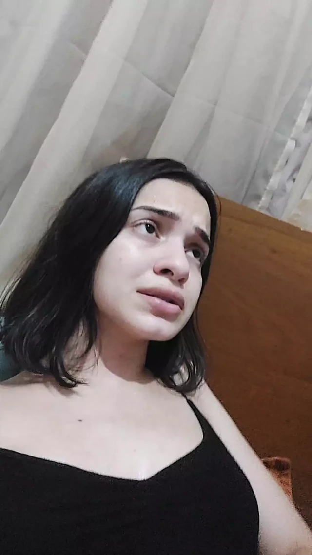 Трахаю пальцами мокрую киску на Рождество с кримпаем, возбужденные праздники!