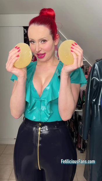 Получить мисс Fetilicious силиконовые имплантаты на fetilicious поклонников