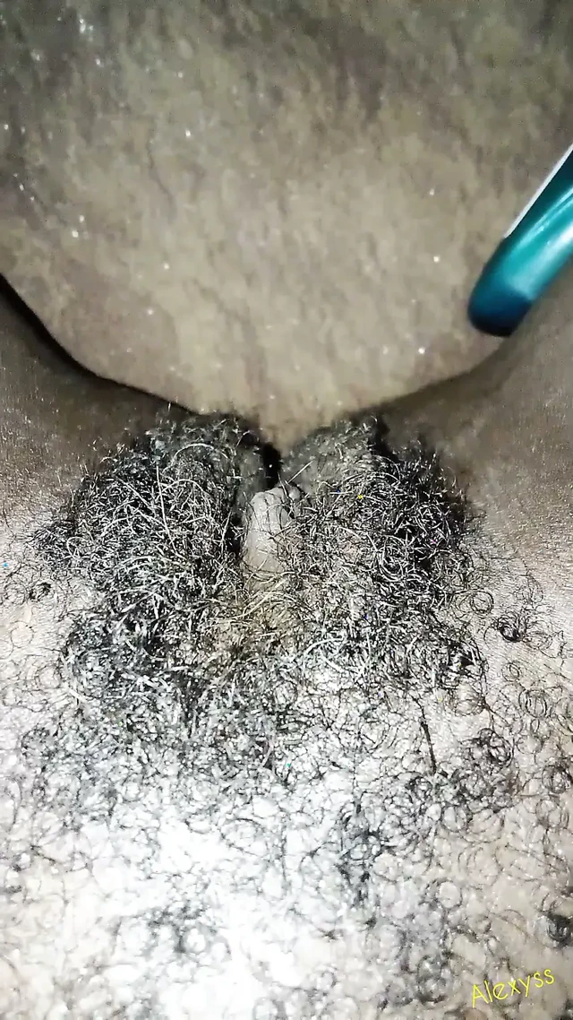 Bacaklarını sadece şunun için açıyor...