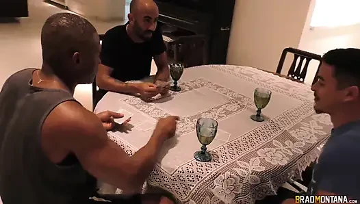 Aldatılan adam karısını iki arkadaşına bırakıyor