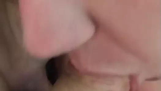 Bayan j tehlikeye girmeden önce yarak emiyor