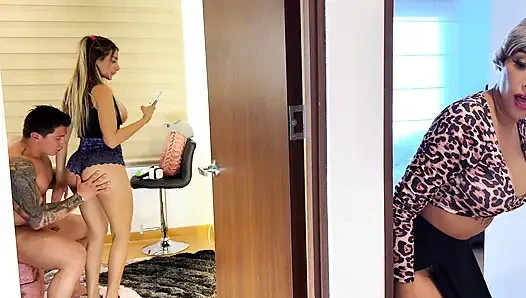 Çarpıcı latin orta yaşlı seksi kadın! Kayınvalide diğer odada inlerken heyecanlanıyor ve mastürbasyon yapıyor!