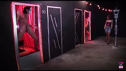 Çekici esmer bir hatun bdsm zindana giriyor ve iki maskeli adam tarafından sikiliyor