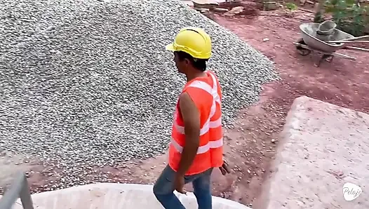 Kocası arkadaşlarıyla gittiği için kadın işçiyi sikiyor
