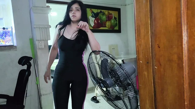 Sevimli genç 18 yaşındaki genç kız evimde ilk pornosunu kaydediyor