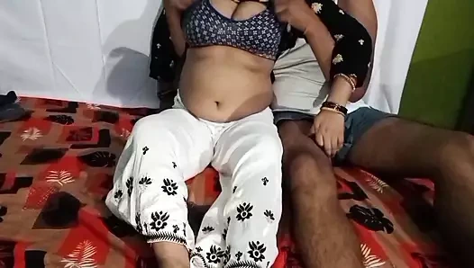 Hintli kız erkek arkadaşıyla seks yapıyor.