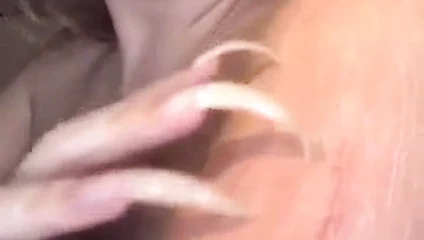 Kol kaşıyan çok uzun pençeler