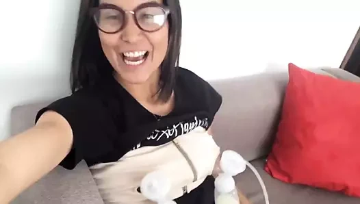 Minyon latin her ikisi de büyük memelerinden süt pompalıyor