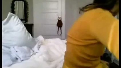 Kız kam üzerinde bir hitachi kullanarak yüksek sesle boşalan