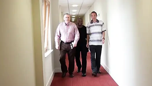 Eski arkadaşlar kahve içmek için komşuya gidiyor