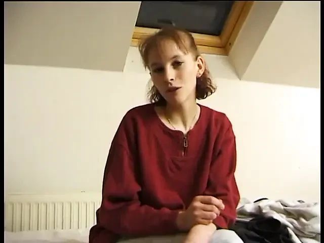 Küçük memeli esmer genç kız tek başına azdırıyor