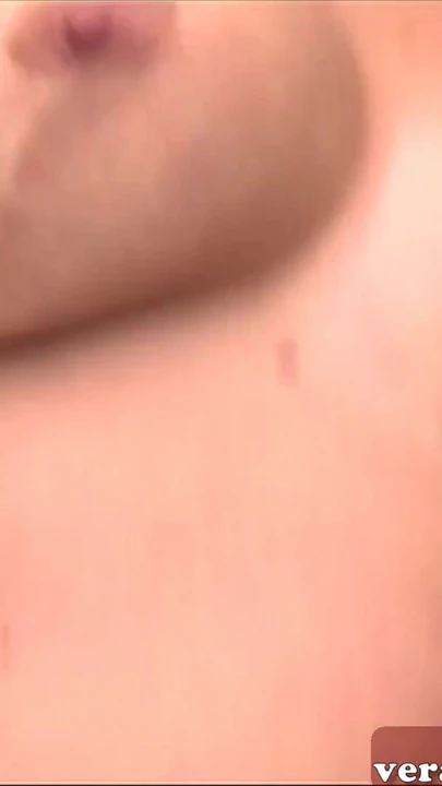 Muhteşem an "Doğal memeli Alman sarışın orta yaşlı seksi kadın açık havada sikiliyor - ayakta"