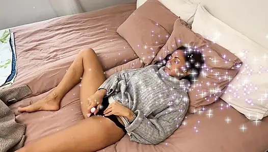 Azgın evli kadın orgazm olduğunda birinin yüzüne oturmasını seviyor