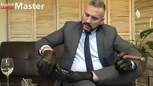 Kızgın patron puro içiyor ve seni aşağılıyor