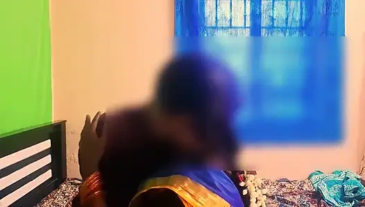 Hintli üvey kız kardeş seks için üvey erkek kardeşini ve arkadaşını sikiyor