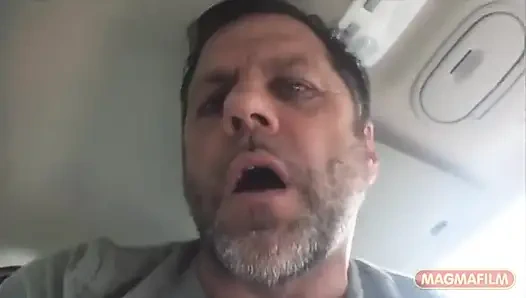 Otostopçu kendini parmaklıyor ve doğrudan arabada yapıyor