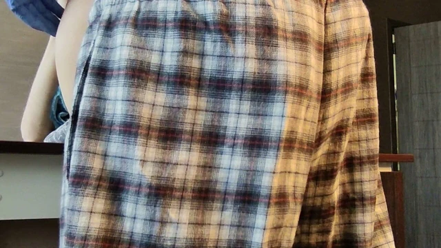 Сосед мастурбирует задницу соседа