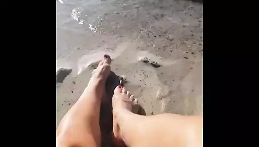 deniz kenarında ayaklar