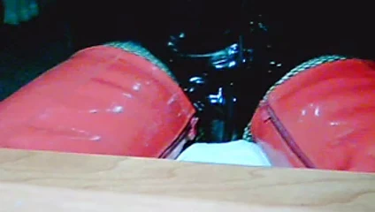 Uyluk çizmeler kırmızı ve vücut pvc siyah...